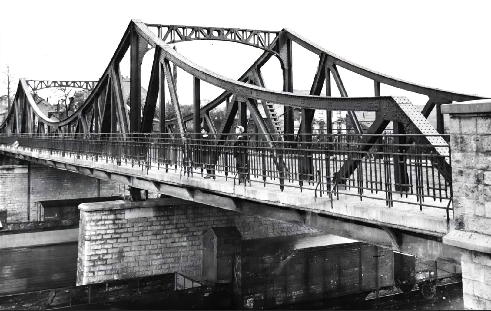 Ce pont a sauté en 1940 détruisant un hôtel à l’emplacement actuel du cheval Garry Cela n’eu aucun effet vu que les allemands sont passés par la rue de l’ancienne gare